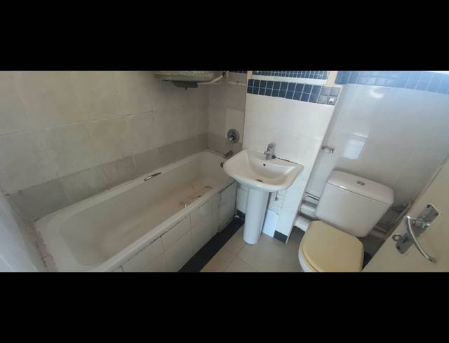 1.5 BEDROOM FLAT FOR SALE IN ESSENWOOD